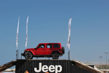 Off-road, yazın burada kumsalda cip en iyi olduğunu kanıtlayarak neler yapabileceğini gösteriyor.