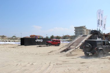 Off-road, yazın burada kumsalda cip en iyi olduğunu kanıtlayarak neler yapabileceğini gösteriyor.