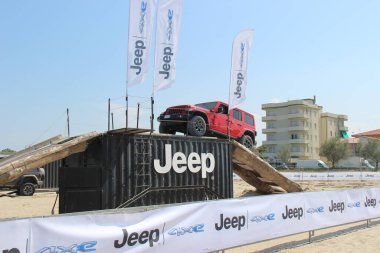 Off-road, yazın burada kumsalda cip en iyi olduğunu kanıtlayarak neler yapabileceğini gösteriyor.