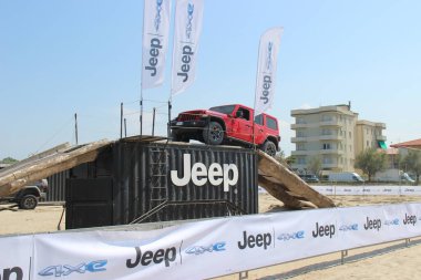 Off-road, yazın burada kumsalda cip en iyi olduğunu kanıtlayarak neler yapabileceğini gösteriyor.