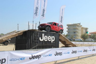 Off-road, yazın burada kumsalda cip en iyi olduğunu kanıtlayarak neler yapabileceğini gösteriyor.
