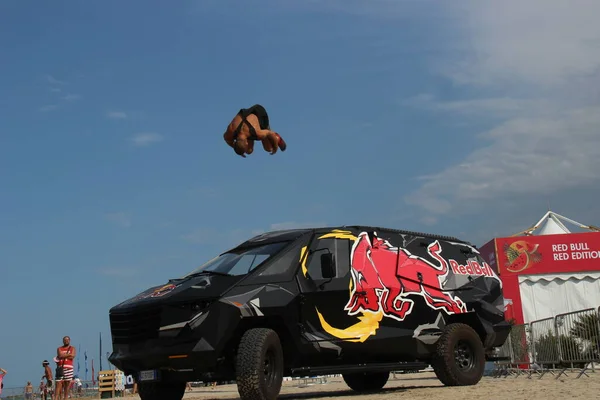 Entraînement Sur Plage Athlète Donne Son Meilleur Parmi Ses Performances — Photo