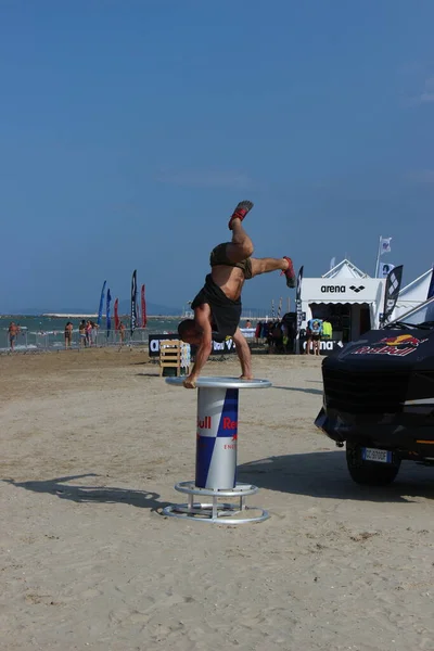 Entraînement Sur Plage Athlète Donne Son Meilleur Parmi Ses Performances — Photo