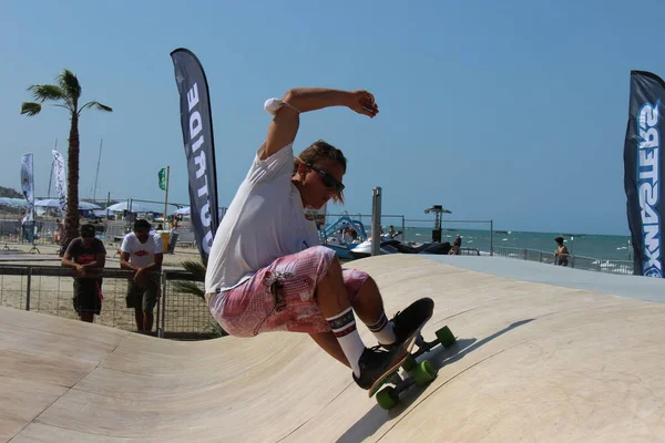 Skate Boarding Las Disciplinas Actuaciones Esta Tabla Con Ruedas Son —  Fotos de Stock