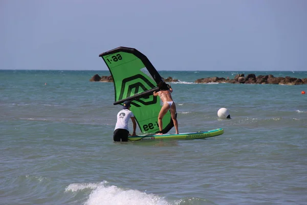 Skrzydłowy Surfer Lecie Istnieje Wiele Sportów Uprawiania Morzu Każdy Rzuca — Zdjęcie stockowe