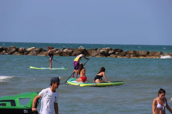 Sup Sport Som Sker Havet Med Lång Åra Och Uppblåsbar — Stockfoto