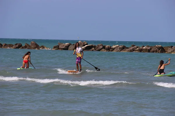 Denizde yapılan bir spor. Uzun bir kürek, şişirilebilir bir tahta ve bir sürü denge.