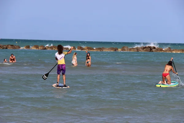 Denizde yapılan bir spor. Uzun bir kürek, şişirilebilir bir tahta ve bir sürü denge.