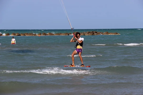 夏には海で多くのスポーツが行われ 誰もが水に身を投げ入れます — ストック写真