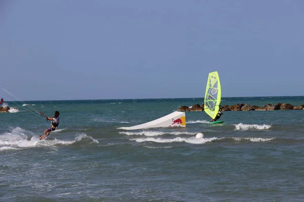 Water Sports Summer Many Sports Sea Everyone Throws Themselves Water — Stock Photo, Image