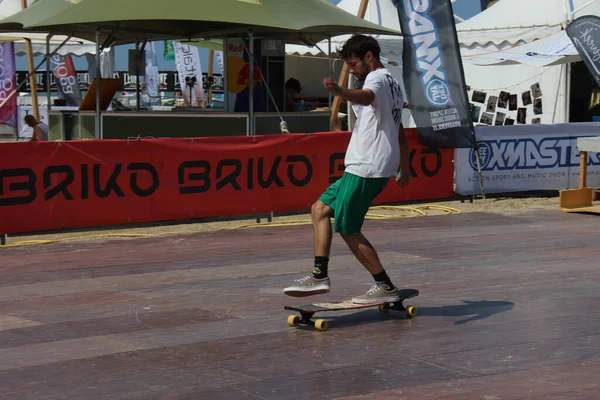 Longboard Fantastické Evoluce Těchto Sportovců Bez Rozdílu Pohlaví Pomocí Delší — Stock fotografie