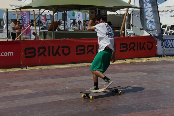 Longboard Evoluções Fantásticas Por Estes Desportistas Sem Distinção Sexo Usando — Fotografia de Stock