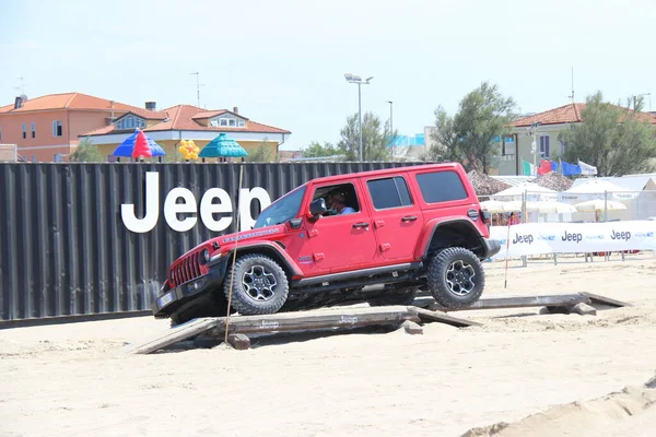 Road Hier Het Zand Zomer Jeep Toont Wat Het Kan — Stockfoto