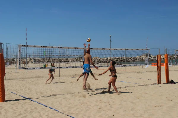 Beach Bleyball 적어도 이탈리아에서는 최고의 경기입니다 해변에서 때문이죠 — 스톡 사진