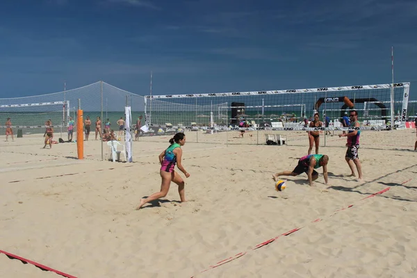 沙滩排球是夏季最精彩的比赛 至少在意大利是这样 因为它是在沙滩上打的 — 图库照片