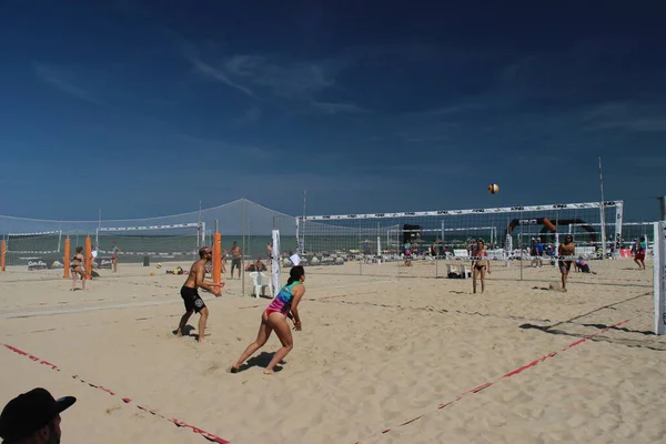 沙滩排球是夏季最精彩的比赛 至少在意大利是这样 因为它是在沙滩上打的 — 图库照片