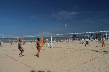 Plaj voleybolu, en azından İtalya 'da mükemmel bir yaz oyunudur, çünkü plajda oynanır.