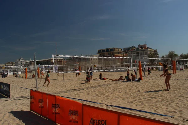 Plaj voleybolu, en azından İtalya 'da mükemmel bir yaz oyunudur, çünkü plajda oynanır.