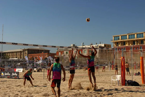 Los Atletas Voleibol Playa Tienen Físico Fantástico Muy Bien Entrenado — Foto de Stock