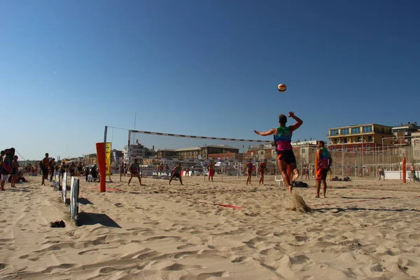 Plaj Voleybolu Atletlerinin Maçta Eksik Olmayan Sıcaklığa Kuma Karşı Çok — Stok fotoğraf