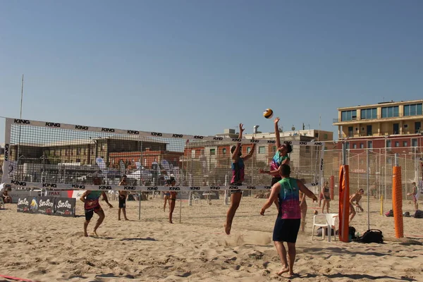 Les Athlètes Volleyball Plage Ont Physique Fantastique Très Bien Formé — Photo