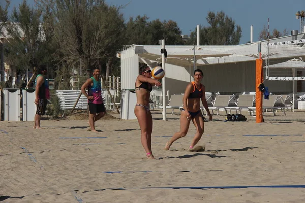 Los Atletas Voleibol Playa Tienen Físico Fantástico Muy Bien Entrenado —  Fotos de Stock