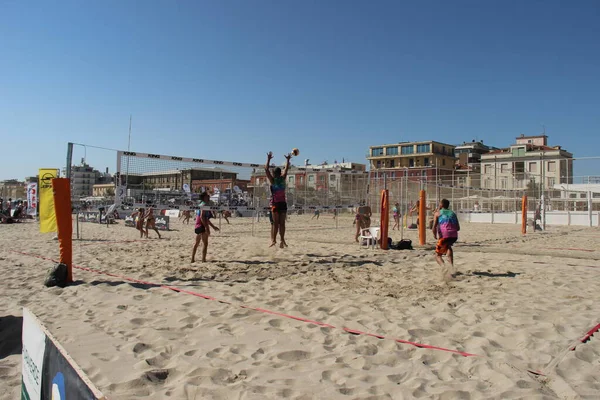 Les Athlètes Volleyball Plage Ont Physique Fantastique Très Bien Formé — Photo