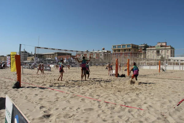 Пляжные Волейболисты Имеют Фантастический Телосложение Хорошо Обучены Выдерживать Жару Песок — стоковое фото