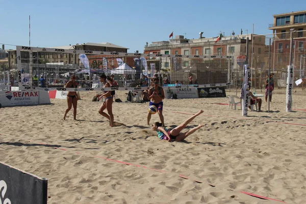 Los Atletas Voleibol Playa Tienen Físico Fantástico Muy Bien Entrenado — Foto de Stock