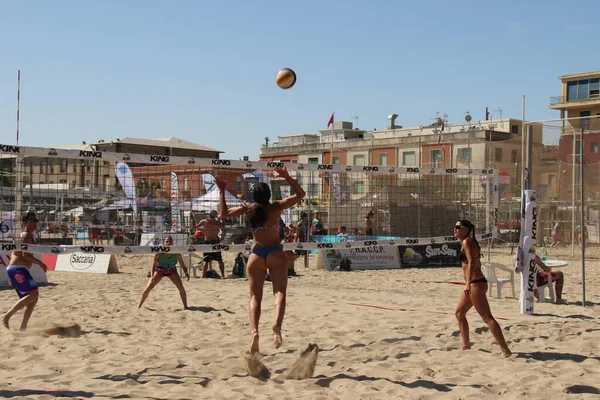 Beach Βόλεϊ Αθλητές Έχουν Μια Φανταστική Σωματική Διάπλαση Πολύ Καλά — Φωτογραφία Αρχείου
