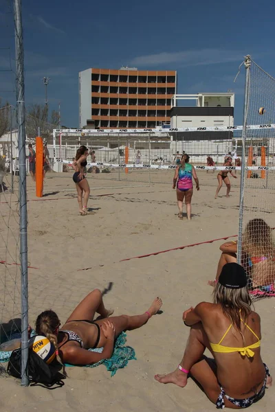Los Atletas Voleibol Playa Tienen Físico Fantástico Muy Bien Entrenado — Foto de Stock