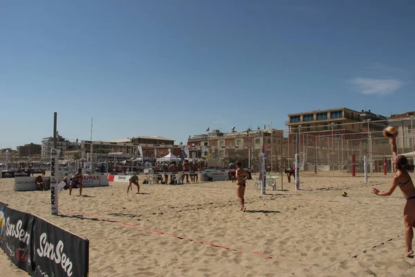 Los Atletas Voleibol Playa Tienen Físico Fantástico Muy Bien Entrenado — Foto de Stock