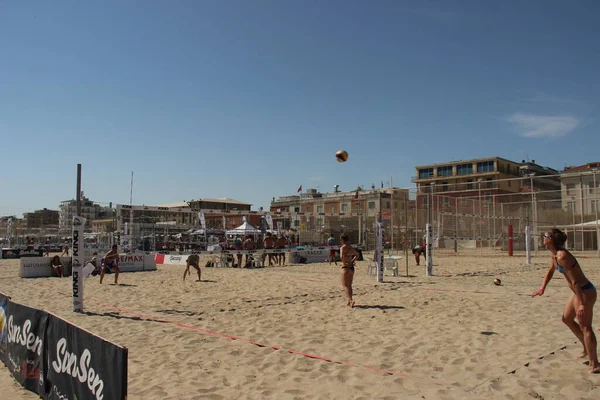 Los Atletas Voleibol Playa Tienen Físico Fantástico Muy Bien Entrenado — Foto de Stock