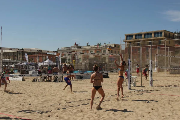 Les Athlètes Volleyball Plage Ont Physique Fantastique Très Bien Formé — Photo