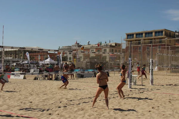 Les Athlètes Volleyball Plage Ont Physique Fantastique Très Bien Formé — Photo