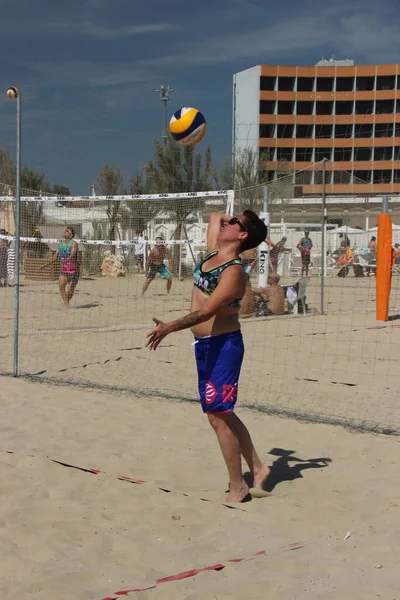 Los Atletas Voleibol Playa Tienen Físico Fantástico Muy Bien Entrenado —  Fotos de Stock