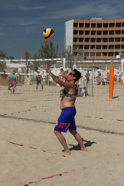 Beach Volleybal Atleten Hebben Een Fantastische Lichaamsbouw Zeer Goed Getraind — Stockfoto