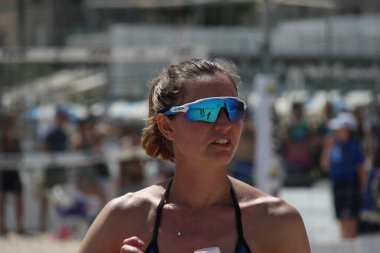 Güzelim, bir plaj voleybolcusunun güzel bir yakın çekimi bu sporda güzellik, beceri ve dayanıklılık bir ve aynıdır.