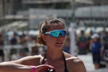 Güzelim, bir plaj voleybolcusunun güzel bir yakın çekimi bu sporda güzellik, beceri ve dayanıklılık bir ve aynıdır.