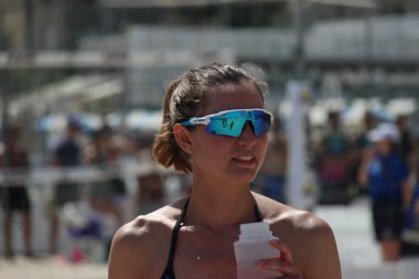 Güzelim, bir plaj voleybolcusunun güzel bir yakın çekimi bu sporda güzellik, beceri ve dayanıklılık bir ve aynıdır.