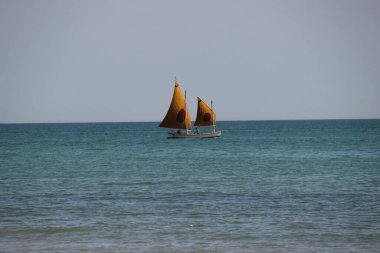 Denizde bir tekne, garip yelkenli küçük bir tekne denizde yelken açarken dikkatimi çekti.