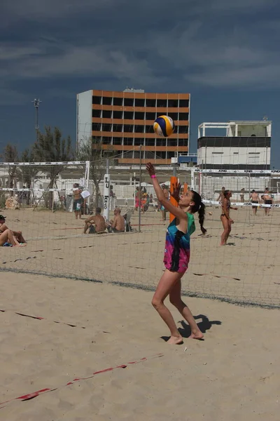 Пляжні Волейбольні Спортсмени Чудово Навчені Витримувати Тепло Пісок Яких Бракує — стокове фото