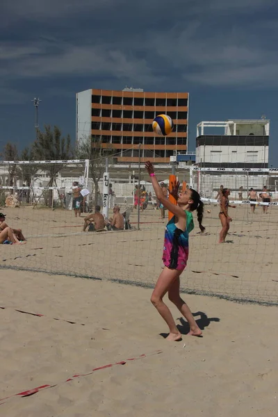 Los Atletas Voleibol Playa Tienen Físico Fantástico Muy Bien Entrenado — Foto de Stock