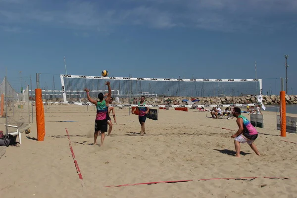 Beach Volleybal Atleten Hebben Een Fantastische Lichaamsbouw Zeer Goed Getraind — Stockfoto