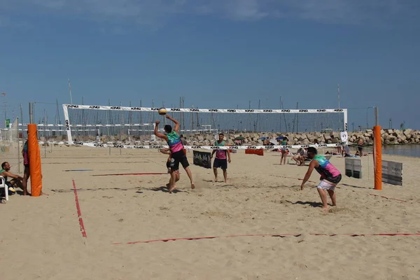 Plaj Voleybolu Atletlerinin Maçta Eksik Olmayan Sıcaklığa Kuma Karşı Çok — Stok fotoğraf