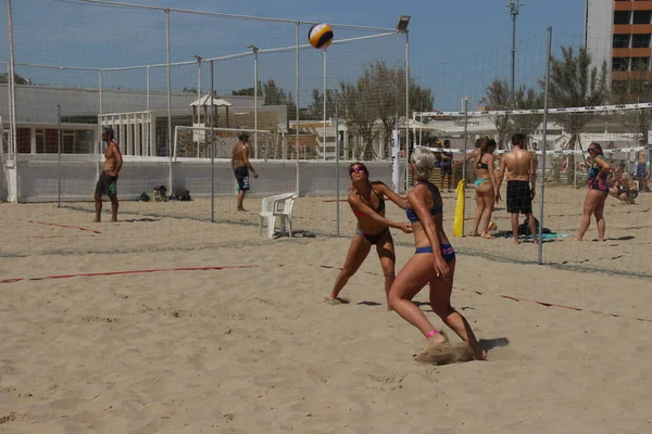 Les Athlètes Volleyball Plage Ont Physique Fantastique Très Bien Formé — Photo