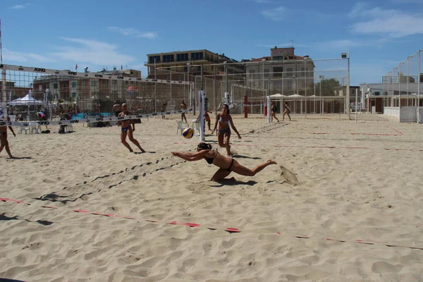 Les Athlètes Volleyball Plage Ont Physique Fantastique Très Bien Formé — Photo