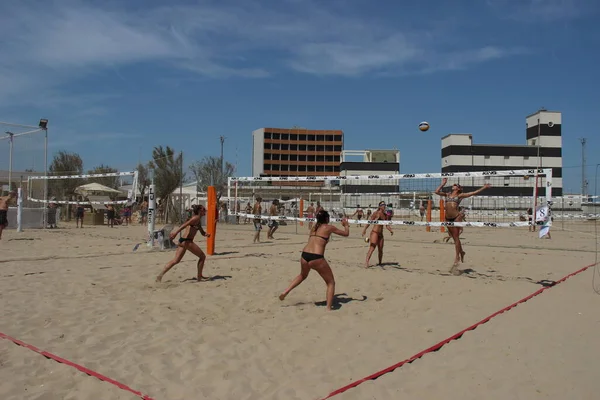 Les Athlètes Volleyball Plage Ont Physique Fantastique Très Bien Formé — Photo