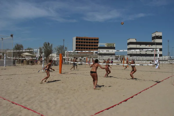 Los Atletas Voleibol Playa Tienen Físico Fantástico Muy Bien Entrenado —  Fotos de Stock