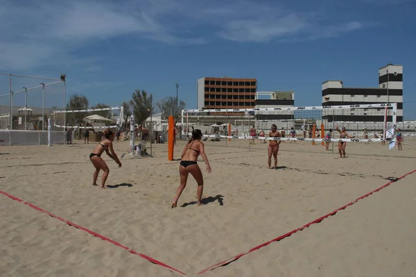 Los Atletas Voleibol Playa Tienen Físico Fantástico Muy Bien Entrenado —  Fotos de Stock